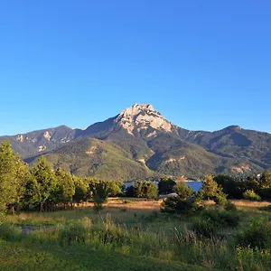 https://les-oucanes.fr-provencehotel.com
